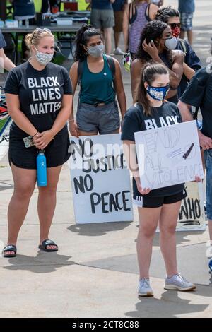St. Paul, Minnesota. 22 agosto 2020. I giovani marciano e radunano per porre fine alla violenza. Giovani donne che tengono i segni al rally. Foto Stock