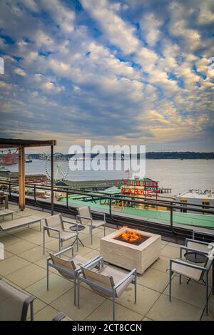 Vista dal bar sul tetto dell'hotel Inn at the Market a Seattle, Washington Foto Stock