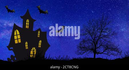 La casa infestata e l'albero soleggiato si stagliano contro il tramonto serale La notte di Halloween Foto Stock