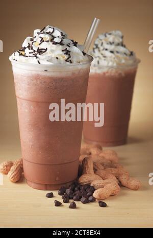 frappuccino ghiacciato con aroma di arachidi ricoperto di panna montata Foto Stock
