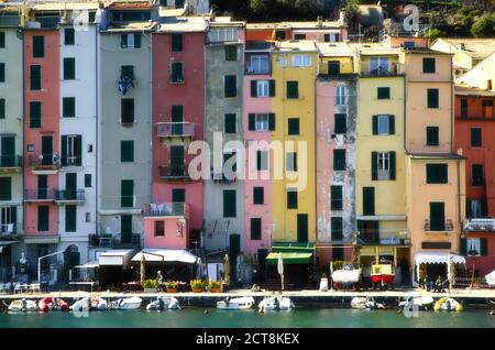 Antichi e colorati edifici sul lungomare di Portovenere, Liguria, Italia. Foto Stock