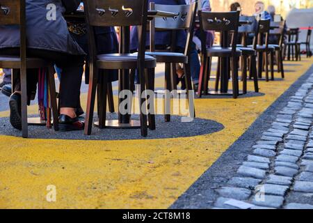 CABA, Buenos Aires / Argentina; 19 settembre 2020: Tavoli e sedie in strada, in cerchi che segnano la distanza sociale necessaria per prevenire la diffusione Foto Stock