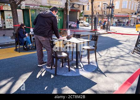 CABA, Buenos Aires / Argentina; 19 settembre 2020: Tavoli da ristorante posti sulla strada, distanziati per evitare la diffusione del covid-19 Foto Stock