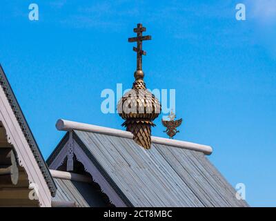 Croce ortodossa sulla cupola di un edificio religioso - Una chiesa o cappella e un'aquila a doppia testa - russo stemma sullo sfondo Foto Stock