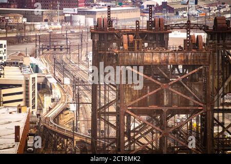 Vista grintosa del Dock Bridge (Amtrak Dock Vertical Lift) Sul fiume Passaico Foto Stock