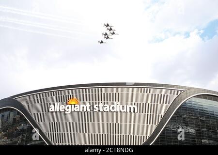 Las Vegas, Nevada, Stati Uniti. 21 Settembre 2020. Gli Stati Uniti Air Force Thunderbirds sorvolano l'Allegiant Stadium prima dell'inizio della partita di calcio del lunedì sera con i New Orleans Saints e i Las Vegas Raiders a Las Vegas, Nevada. Christopher Trim/CSM/Alamy Live News Foto Stock