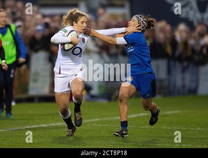 Abby Dow consegna un'attrezzatura italiana. Inghilterra Donne contro Italia. Goldington Road, Bedford. PHOTO CREDIT : © MARK PAIN / ALAMY STOCK PHO Foto Stock