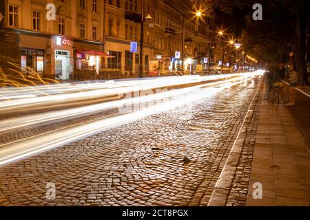 Lviv, Ucraina - 27 agosto 2020: Vista della strada notturna della città Foto Stock