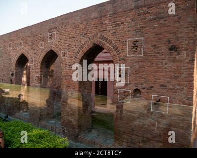 vista obliqua di una parete con buchi proiettili al memoriale di jallianwala bagh ad amritsar, india Foto Stock