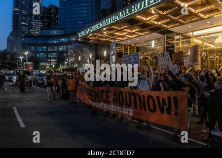 NEW YORK, NY - 21 SETTEMBRE 2020: L'attivista parla durante il Refusefascismo di fronte al Trump International Hotel di Columbus Circle. Foto Stock