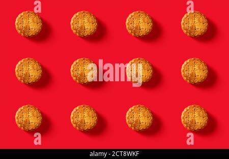 Traduzione della pasta di semi cinese in inglese-loto con yolk-seamless modello di mooncake tradizionale su rosso senza logo o marchio Foto Stock