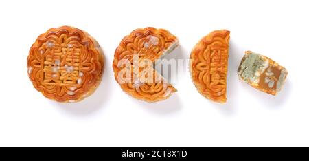 Traduzione della pasta di semi cinese in inglese-loto con yolk-top visualizza mooncake ammuffito e fette su bianco no logo o. marchio Foto Stock