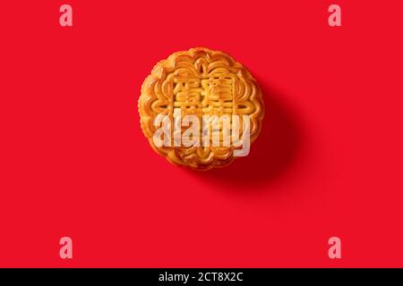 Traduzione della pasta di semi cinese in inglese-loto con yolk-top visualizza la tradizionale mooncake sul rosso senza logo o marchio Foto Stock