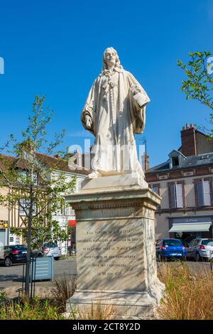 DREUX, FRANCIA - 20 SETTEMBRE 2020: Statua di Jean de Rotrou 17 ° secolo drammaturgo francese e poeta morto a causa della peste nel 1650 a Dreux, Francia Foto Stock