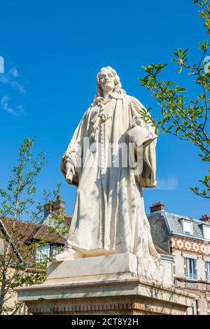 DREUX, FRANCIA - 20 SETTEMBRE 2020: Statua di Jean de Rotrou 17 ° secolo drammaturgo francese e poeta morto a causa della peste nel 1650 a Dreux, Francia Foto Stock