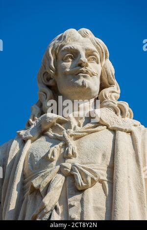 DREUX, FRANCIA - 20 SETTEMBRE 2020: Statua di Jean de Rotrou 17 ° secolo drammaturgo francese e poeta morto a causa della peste nel 1650 a Dreux, Francia Foto Stock