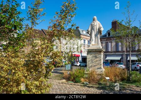 DREUX, FRANCIA - 20 SETTEMBRE 2020: Statua di Jean de Rotrou 17 ° secolo drammaturgo francese e poeta morto a causa della peste nel 1650 a Dreux, Francia Foto Stock