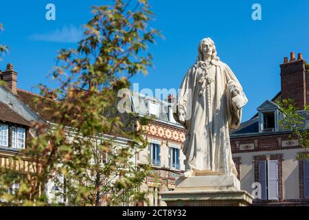 DREUX, FRANCIA - 20 SETTEMBRE 2020: Statua di Jean de Rotrou 17 ° secolo drammaturgo francese e poeta morto a causa della peste nel 1650 a Dreux, Francia Foto Stock