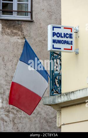 DREUX, FRANCIA - 20 SETTEMBRE 2020: Segno che dice 'polizia locale' scritto in francese attaccato alla facciata della stazione di polizia locale con una bandiera francese Foto Stock