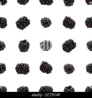 Motivo senza giunture a bramble. Nuovo modello perfetto blackberry. Modello con frutti di bosco freschi isolati su sfondo bianco. Foto Stock