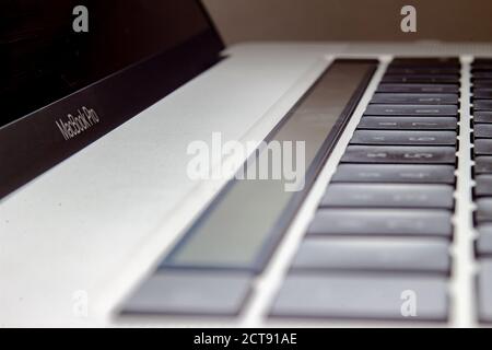 Calgary, Alberta, Canada. 21 settembre 2020. Una tastiera MacBook Pro con la barra tattile della tastiera magica. Foto Stock