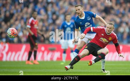 WAYNE ROONEY COMBATTE CON TOM CLEVERLEY EVERTON contro MANCHESTER UTD fa Cup Semifinale - Wembley. Foto del Copyright : Mark Pain 23/04/2016 Foto Stock