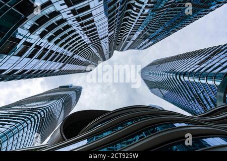 Edifici moderni in Cina contro il cielo Foto Stock