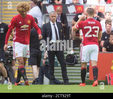 JOSE MOURINHO, LUKE SHAW E FELLANI LEICESTER CITY CONTRO MANCHESTER UTD LO SCUDO DELLA COMUNITÀ FA - WEMBLEY COPYRIGHT PICTURE : MARK PAIN 07/08/2016 P Foto Stock