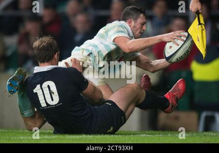 Rory Triniman segna la prova vincente per Cambridge, vincendo il 135th Varsity Match 23-18. Oxford v Cambridge immagine : © Mark Pain / Alamy Foto Stock