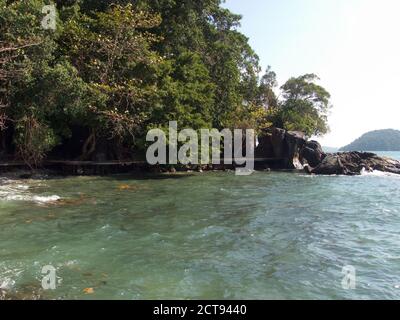 Passerella lungo la riva intorno a sei sensi Krabey Island, Cambogia Foto Stock