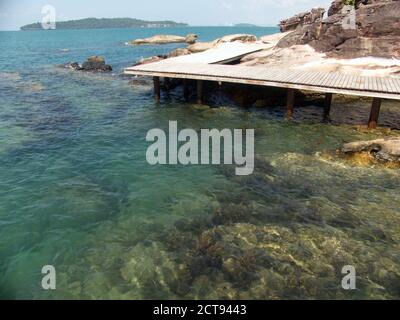 Passerella lungo la riva intorno a sei sensi Krabey Island, Cambogia Foto Stock