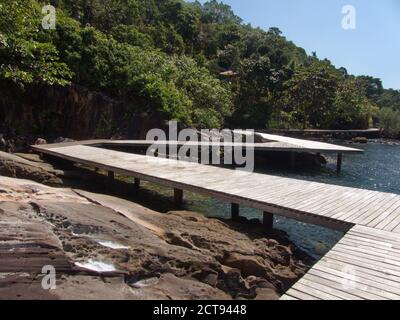 Passerella lungo la riva intorno a sei sensi Krabey Island, Cambogia Foto Stock