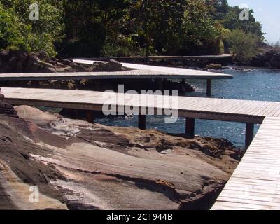 Passerella lungo la riva intorno a sei sensi Krabey Island, Cambogia Foto Stock