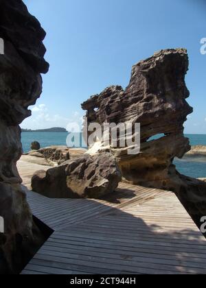 Passerella lungo la riva intorno a sei sensi Krabey Island, Cambogia Foto Stock