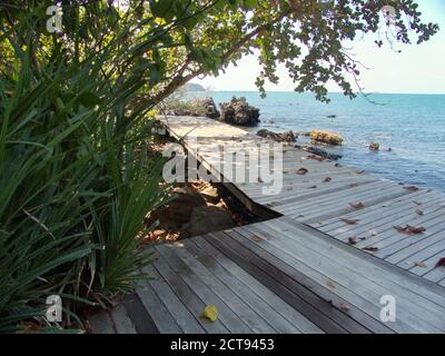 Passerella lungo la riva intorno a sei sensi Krabey Island, Cambogia Foto Stock