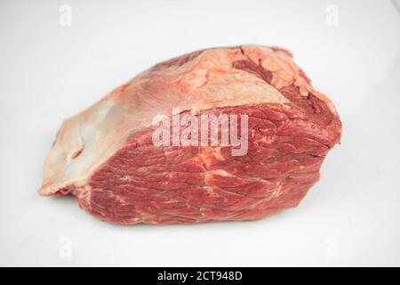 grosso filetto di manzo, carne cruda, isolato su bianco Foto Stock