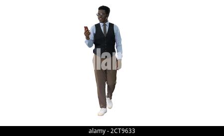 Sorridente uomo d'affari afroamericano che fa videochiamata tenendo m Foto Stock