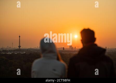 Berlino, Germania. 22 settembre 2020. Due persone guardano l'alba su Berlino sul Drachenberg. Credit: Christophe Gateau/dpa/Alamy Live News Foto Stock