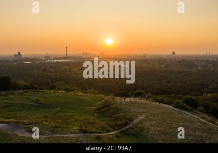 Berlino, Germania. 22 settembre 2020. La gente guarda l'alba su Berlino sul Drachenberg. (Vista aerea con un drone) Credit: Christophe Gateau/dpa/Alamy Live News Foto Stock