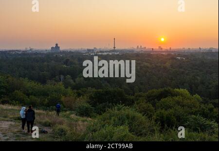 Berlino, Germania. 22 settembre 2020. La gente guarda l'alba su Berlino sul Drachenberg. (Vista aerea con un drone) Credit: Christophe Gateau/dpa/Alamy Live News Foto Stock