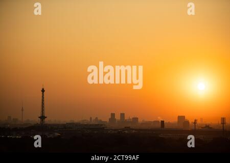 Berlino, Germania. 22 settembre 2020. Il sole sorge dietro lo skyline di Berlino. Credit: Christophe Gateau/dpa/Alamy Live News Foto Stock