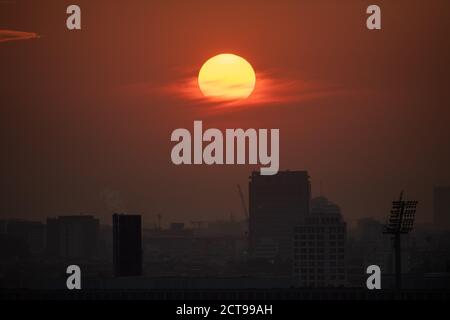 Berlino, Germania. 22 settembre 2020. Il sole sorge dietro lo skyline di Berlino. Credit: Christophe Gateau/dpa/Alamy Live News Foto Stock