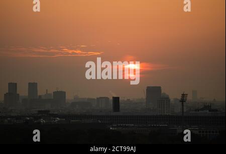 Berlino, Germania. 22 settembre 2020. Il sole sorge dietro lo skyline di Berlino. Credit: Christophe Gateau/dpa/Alamy Live News Foto Stock