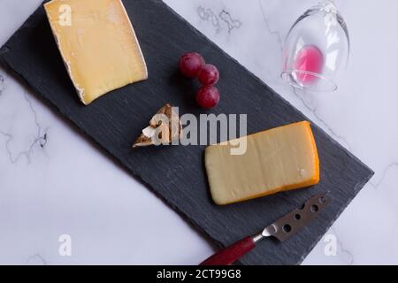 Piatto di formaggi con formaggio assortito e uva Foto Stock