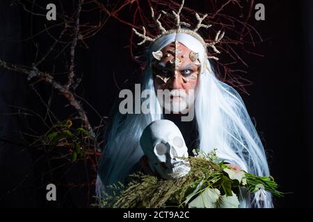 Misterioso guerriero incantato di avere spine sul viso. Alieno con pelle di drago e barba grigia. Demone con corna sanguinose in testa. Ho ottenuto il potere in incantesimo Foto Stock