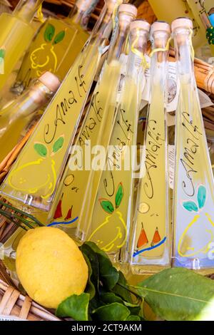 Bottiglie di liquore al limoncello in vendita in un negozio di souvenir di Amalfi, Campania, Italia Foto Stock