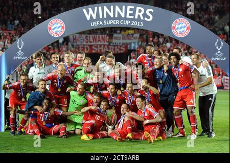 Budapest. 24 Settembre 2020. Anteprima della finale UEFA Super Cup FC Bayern Monaco-FC Siviglia il 24 settembre 2020 a Budapest. Foto d'archivio: Squadra, giocatore, squadra, cerimonia di premiazione, tabellone del vincitore, foto della squadra, foto della squadra con trofeo, coppa, trofeo, giubilazione finale, vincitore, vincitore, giubilazione, gioia, entusiasmo, azione. Calcio UEFA Super Cup Final/FC Bayern Munich -Chelsea FC 5-4 NE stagione 2013/14, Eden Arena a Praga il 08/30/2013. | utilizzo in tutto il mondo credito: dpa/Alamy Live News Foto Stock