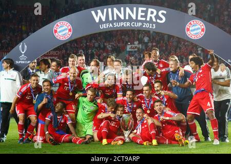 Budapest. 24 Settembre 2020. Anteprima della finale UEFA Super Cup FC Bayern Monaco-FC Siviglia il 24 settembre 2020 a Budapest. Archivio foto: Siegerbild con Supercup - vincitore FC Bayern. Calcio, FC Bayern Monaco - Chelsea FC 5: 4 IE, finale UEFA Supercup, Stagione 2013/2014, il 08/30/2013 a Praga/EDEARENA/Repubblica Ceca. Â | utilizzo in tutto il mondo Credit: dpa/Alamy Live News Foto Stock