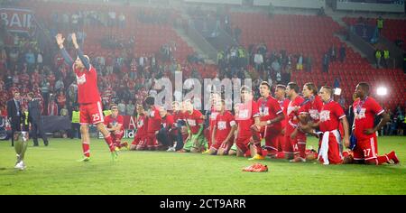 Budapest. 24 Settembre 2020. Anteprima della finale UEFA Super Cup FC Bayern Monaco-FC Siviglia il 24 settembre 2020 a Budapest. Foto d'archivio: Thomas MUELLER (MâA LLER) (a destra), e Bayern-withplayers davanti ai loro fan. Calcio, FC Bayern Monaco - Chelsea FC 5: 4 IE, finale UEFA Supercup, Stagione 2013/2014, il 08/30/2013 a Praga/EDEARENA/Repubblica Ceca. | utilizzo in tutto il mondo credito: dpa/Alamy Live News Foto Stock