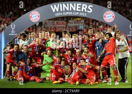 Budapest. 24 Settembre 2020. Anteprima della finale UEFA Super Cup FC Bayern Monaco-FC Siviglia il 24 settembre 2020 a Budapest. Foto d'archivio: Squadra, giocatore, squadra, cerimonia di premiazione, tabellone del vincitore, foto della squadra, foto della squadra con trofeo, coppa, trofeo, giubilazione finale, vincitore, vincitore, giubilazione, gioia, entusiasmo, azione. Calcio UEFA Super Cup Final/FC Bayern Munich -Chelsea FC 5-4 NE stagione 2013/14, Eden Arena a Praga il 08/30/2013. | utilizzo in tutto il mondo credito: dpa/Alamy Live News Foto Stock